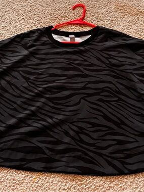 Old Navy Black and Charcoal Zebra-Print Short Sleeve Tee